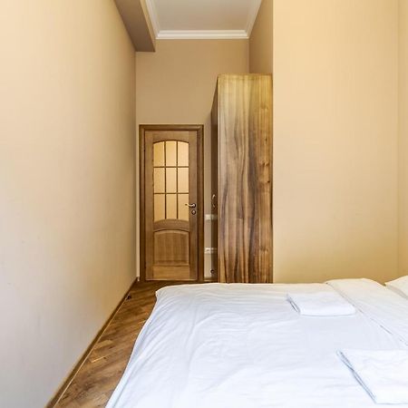 Apartment On Stavropihiiska Street 2 リヴィウ エクステリア 写真