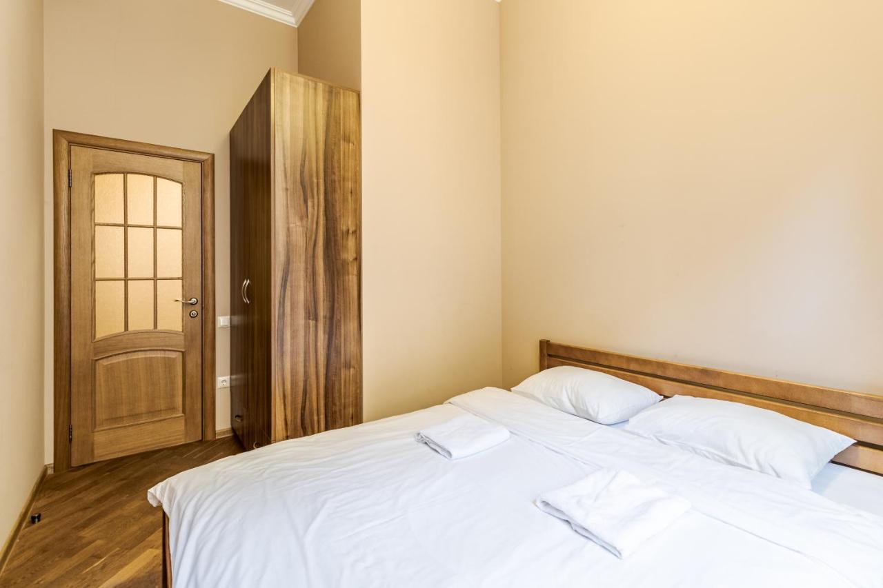 Apartment On Stavropihiiska Street 2 リヴィウ エクステリア 写真