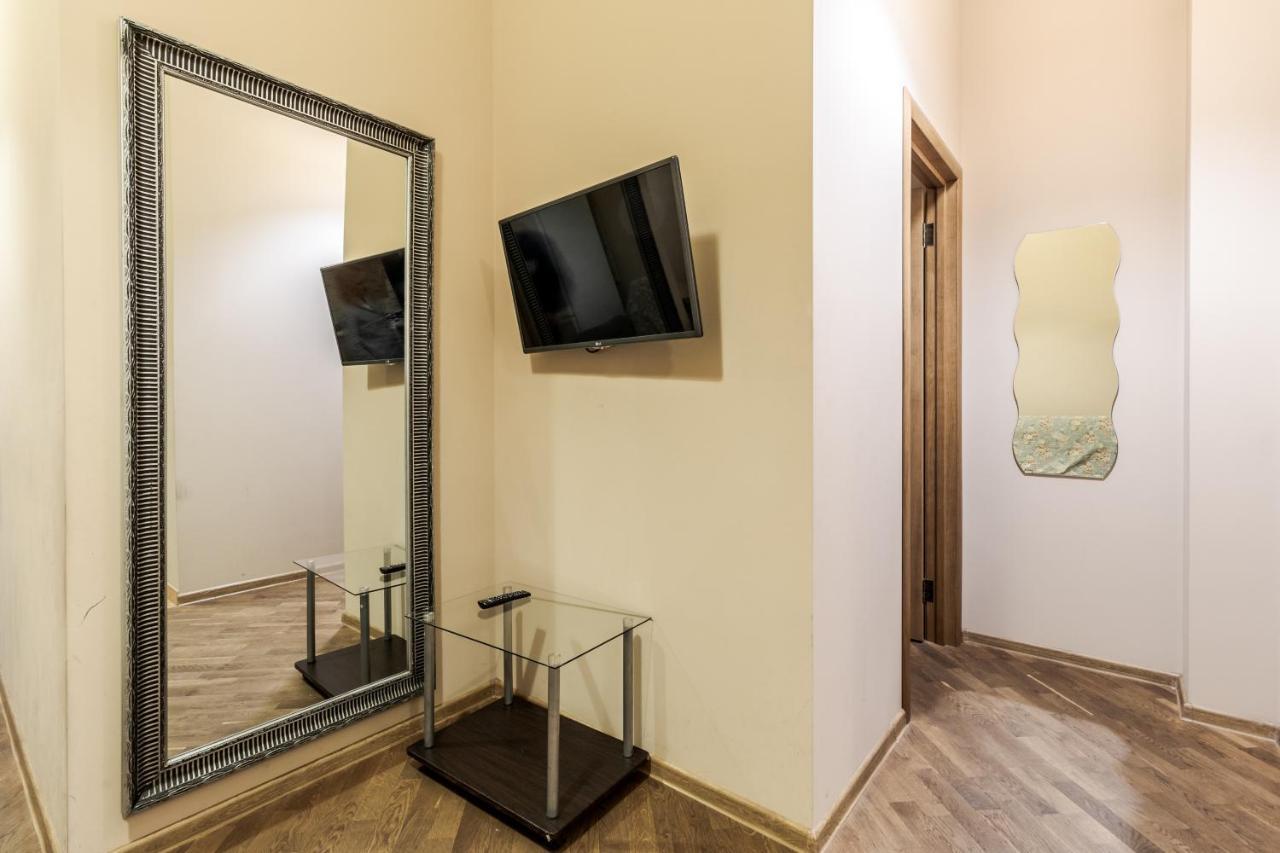 Apartment On Stavropihiiska Street 2 リヴィウ エクステリア 写真